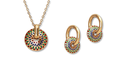 Smyckeset med halsband och örhängen, förfinat med färgad emalj 